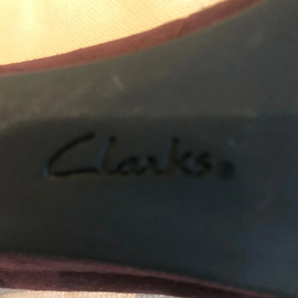 NEW (NWOT) Clarks Artisan burgundy suede Vendra Bloom Wedges sz 8W